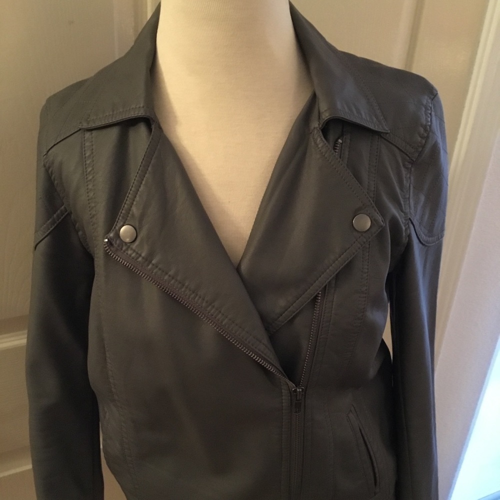 📦 DONATED 📦 Gray Pleather Moto Jacket/Great Detailing
